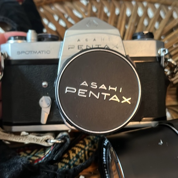 Vintage camera and lens - Picture 2 of 9